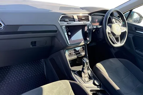 CX21YHE Volkswagen Tiguan 2.0 TDI 200 4Motion Elegance 5dr DSG **DRIVER ASSISTANCE PACK PLUS** Thumbnail #9