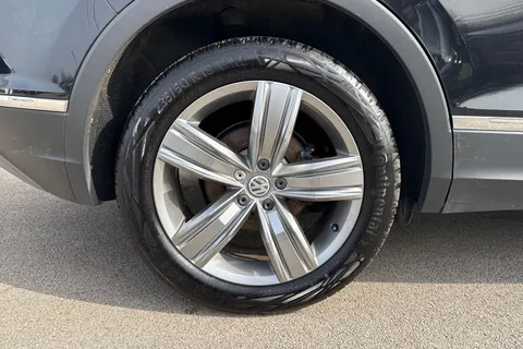GY66YMK Volkswagen Tiguan 2.0 TDI BlueMotion Tech SEL 4Motion Euro 6 (s/s) 5dr Thumbnail #10