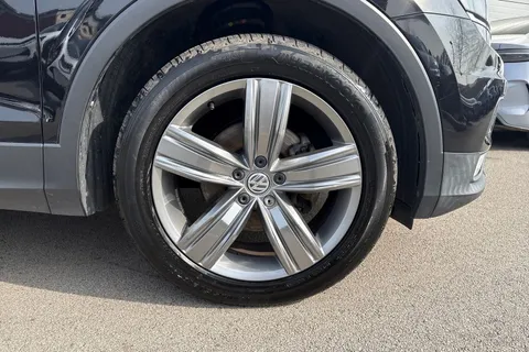 GY66YMK Volkswagen Tiguan 2.0 TDI BlueMotion Tech SEL 4Motion Euro 6 (s/s) 5dr Thumbnail #11
