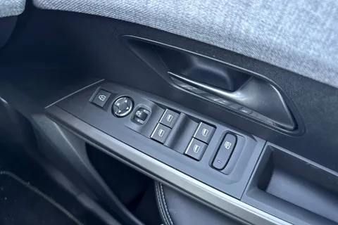 41 of 67 for PEUGEOT E-3008 73kWh GT Auto 5dr