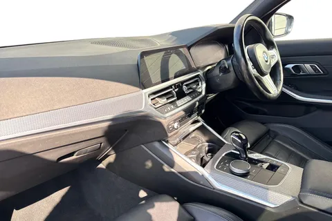 YC71FCD BMW 3 Series 2.0 318i M Sport Auto Euro 6 (s/s) 4dr Thumbnail #16