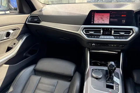 YC71FCD BMW 3 Series 2.0 318i M Sport Auto Euro 6 (s/s) 4dr Thumbnail #21