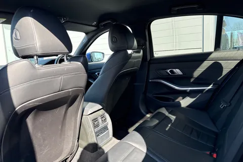 YC71FCD BMW 3 Series 2.0 318i M Sport Auto Euro 6 (s/s) 4dr Thumbnail #32