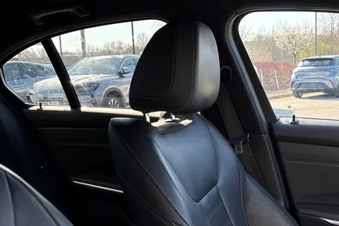 YC71FCD BMW 3 Series 2.0 318i M Sport Auto Euro 6 (s/s) 4dr Thumbnail #36