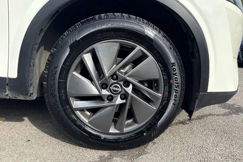 DL73NFD Nissan Qashqai 1.3 DIG-T MHEV Acenta Premium XTRON Euro 6 (s/s) 5dr Thumbnail #8