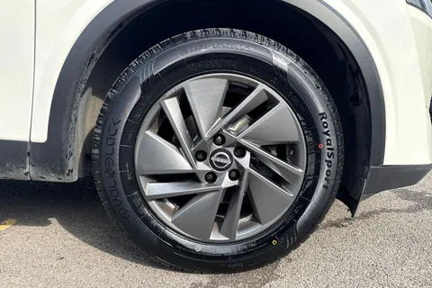 DL73NFD Nissan Qashqai 1.3 DIG-T MHEV Acenta Premium XTRON Euro 6 (s/s) 5dr Thumbnail #24