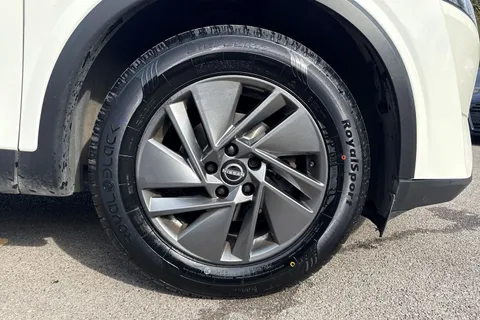 DL73NFD Nissan Qashqai 1.3 DIG-T MHEV Acenta Premium XTRON Euro 6 (s/s) 5dr Thumbnail #25