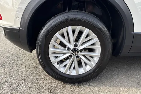 DA23FMK Volkswagen T-Roc 1.5 TSI Life 5dr Thumbnail #11