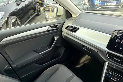 DA23FMK Volkswagen T-Roc 1.5 TSI Life 5dr Thumbnail #20