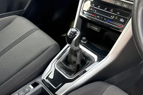 DA23FMK Volkswagen T-Roc 1.5 TSI Life 5dr Thumbnail #23