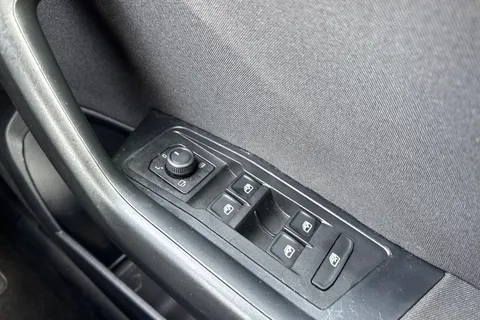 DA23FMK Volkswagen T-Roc 1.5 TSI Life 5dr Thumbnail #25