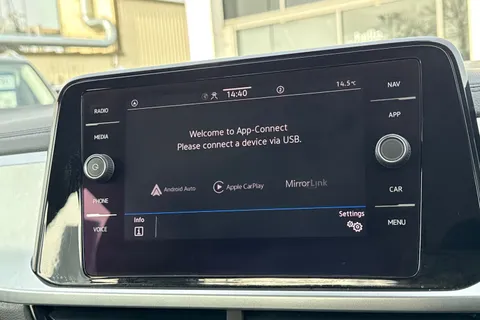 DA23FMK Volkswagen T-Roc 1.5 TSI Life 5dr Thumbnail #28