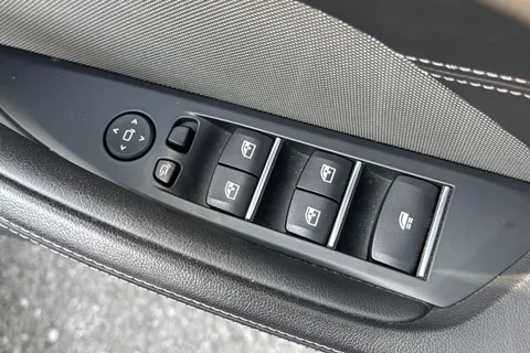 EA21YLZ BMW 8 Series 3.0 840i M Sport Steptronic Euro 6 (s/s) 2dr Thumbnail #21