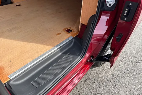 BV25RZX Volkswagen Caddy 2.0 TDI 102PS Commerce Pro Van [Tech Pack] Thumbnail #29