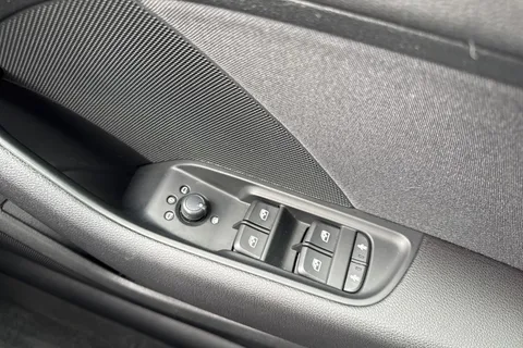 YL69UGZ Audi A3 1.0 TFSI 30 SE Technik Sportback Euro 6 (s/s) 5dr Thumbnail #45