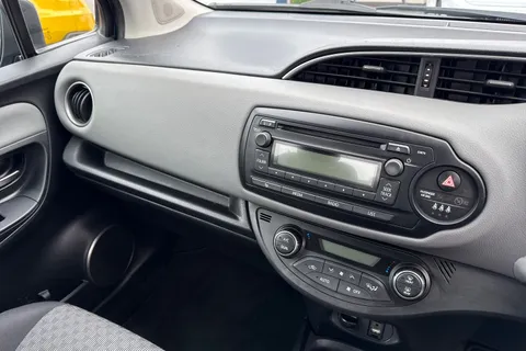 PK16XSX Toyota Yaris 1.5 VVT-h Active E-CVT Euro 6 5dr Thumbnail #21