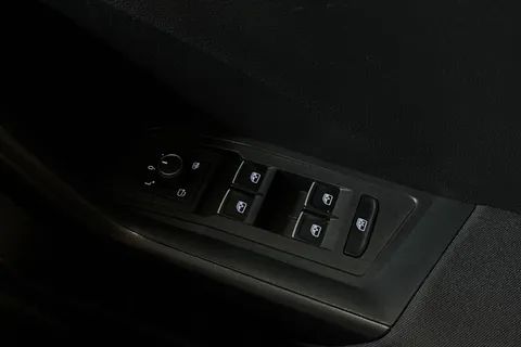 ML19XRH Volkswagen T-Roc 1.5 TSI EVO SE DSG Euro 6 (s/s) 5dr Thumbnail #19