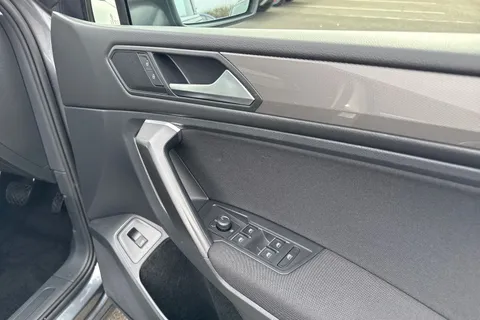 YY22YBH Volkswagen Tiguan Allspace 1.5 TSI Life DSG Euro 6 (s/s) 5dr Thumbnail #22