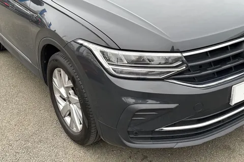 DE72LLX Volkswagen Tiguan 1.5 TSI 150 Life 5dr DSG |Adaptive Cruise Control | E-Sim Online Connectivi Thumbnail #9