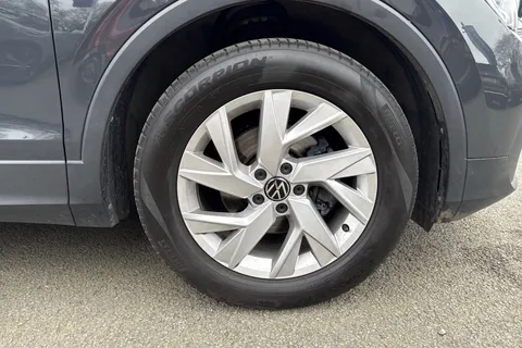 DE72LLX Volkswagen Tiguan 1.5 TSI 150 Life 5dr DSG |Adaptive Cruise Control | E-Sim Online Connectivi Thumbnail #10