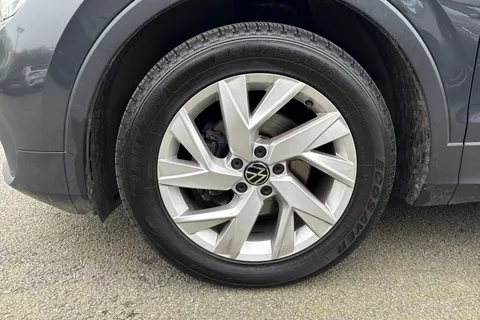 DE72LLX Volkswagen Tiguan 1.5 TSI 150 Life 5dr DSG |Adaptive Cruise Control | E-Sim Online Connectivi Thumbnail #13