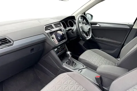 DE72LLX Volkswagen Tiguan 1.5 TSI 150 Life 5dr DSG |Adaptive Cruise Control | E-Sim Online Connectivi Thumbnail #15