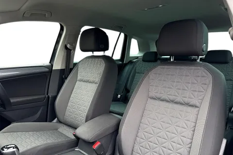 DE72LLX Volkswagen Tiguan 1.5 TSI 150 Life 5dr DSG |Adaptive Cruise Control | E-Sim Online Connectivi Thumbnail #16