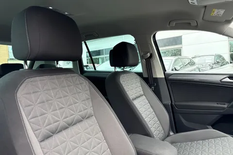 DE72LLX Volkswagen Tiguan 1.5 TSI 150 Life 5dr DSG |Adaptive Cruise Control | E-Sim Online Connectivi Thumbnail #24