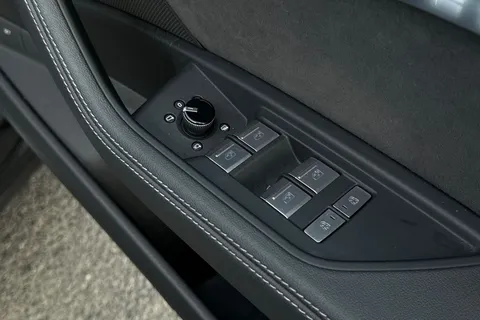 PY24HJN Audi Q8 e-tron 50 S line Sportback Auto quattro 5dr 95kWh (11kW Charger) Thumbnail #40