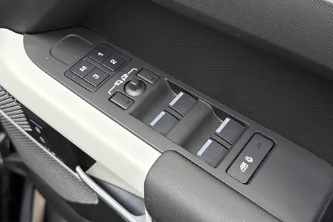 DN73RZO Land Rover Defender 110 3.0 D250 XS Edition 5dr Thumbnail #27