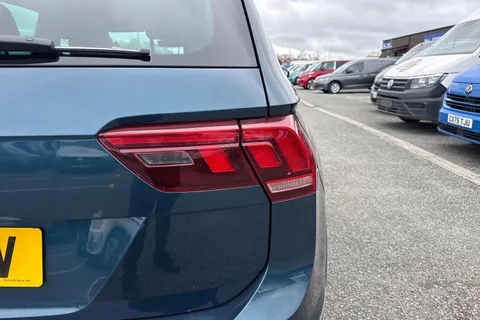 CX23PMV Volkswagen Tiguan 1.5 TSI 150 R-Line 5dr DSG ⭐Rear Camera⭐ Thumbnail #27