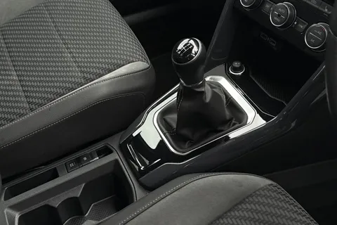 KP69EOW Volkswagen T-Roc 1.6 TDI R-Line 5dr Thumbnail #24