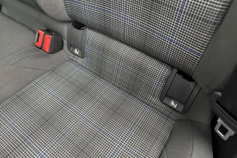 37 of 67 for Volkswagen Golf 1.4 TSI 13kWh GTE DSG Euro 6 (s/s) 5dr