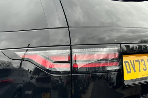DV73RVO Land Rover Discovery 3.0 D300 MHEV R-Dynamic HSE Auto 4WD Euro 6 (s/s) 5dr Thumbnail #9
