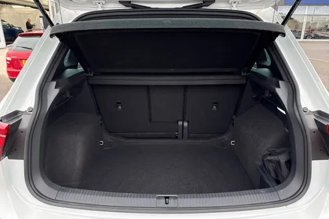 MT22LMX Volkswagen Tiguan 1.5 TSI R-Line DSG Euro 6 (s/s) 5dr Thumbnail #8
