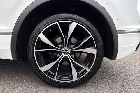 MT22LMX Volkswagen Tiguan 1.5 TSI R-Line DSG Euro 6 (s/s) 5dr Thumbnail #14