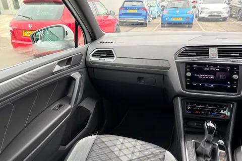 MT22LMX Volkswagen Tiguan 1.5 TSI R-Line DSG Euro 6 (s/s) 5dr Thumbnail #21