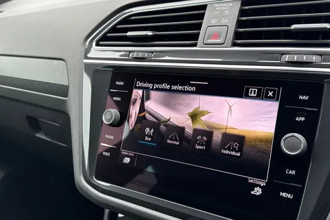 MT22LMX Volkswagen Tiguan 1.5 TSI R-Line DSG Euro 6 (s/s) 5dr Thumbnail #51