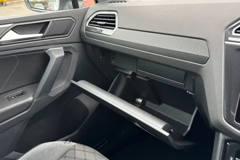 MT22LMX Volkswagen Tiguan 1.5 TSI R-Line DSG Euro 6 (s/s) 5dr Thumbnail #61