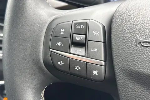 YR23UBJ Ford Kuga 2.5h Duratec Vignale CVT Euro 6 (s/s) 5dr Thumbnail #50