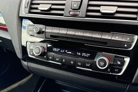 YE16VDD BMW 1 Series 1.5 118i Sport Euro 6 (s/s) 3dr Thumbnail #23