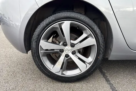 11 of 65 for PEUGEOT 308 1.2 PureTech Allure Euro 6 (s/s) 5dr