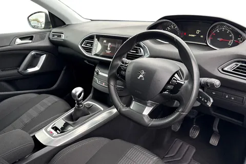 14 of 65 for PEUGEOT 308 1.2 PureTech Allure Euro 6 (s/s) 5dr