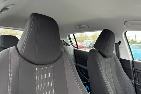 24 of 65 for PEUGEOT 308 1.2 PureTech Allure Euro 6 (s/s) 5dr