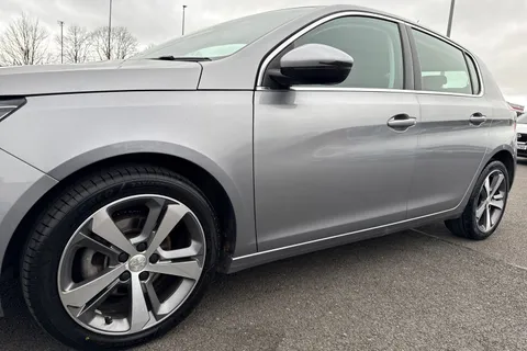 28 of 65 for PEUGEOT 308 1.2 PureTech Allure Euro 6 (s/s) 5dr