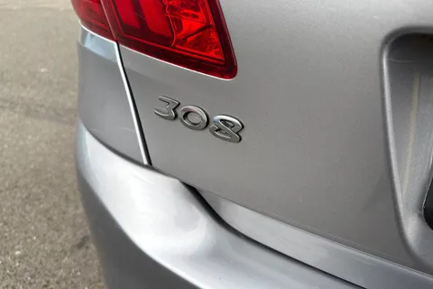 33 of 65 for PEUGEOT 308 1.2 PureTech Allure Euro 6 (s/s) 5dr