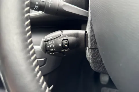 41 of 65 for PEUGEOT 308 1.2 PureTech Allure Euro 6 (s/s) 5dr