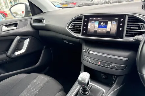 44 of 65 for PEUGEOT 308 1.2 PureTech Allure Euro 6 (s/s) 5dr