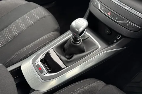 57 of 65 for PEUGEOT 308 1.2 PureTech Allure Euro 6 (s/s) 5dr