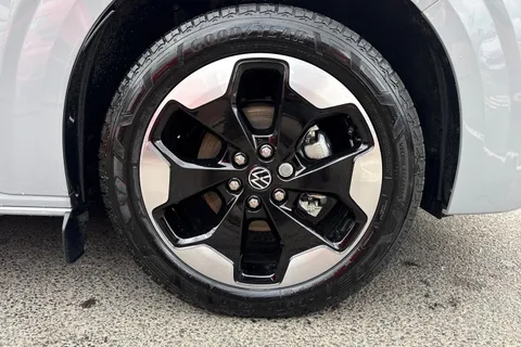 KR75YHH Volkswagen E-Transporter SWB 286PS  65kWh Electric 5 Seats Thumbnail #13